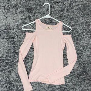 Hollister || shoulder-cut solid pink top